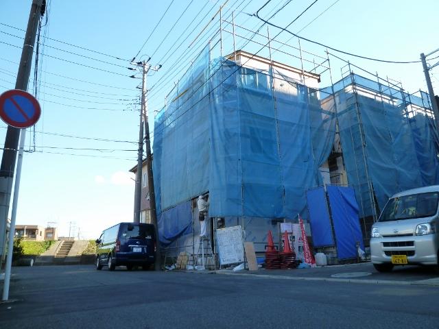 Local photos, including front road. Local photos (we have completed construction cases available! )