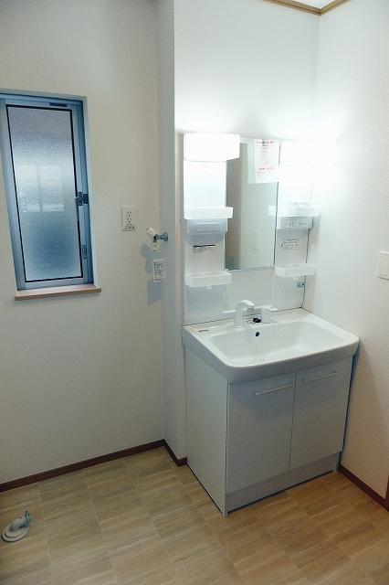 Wash basin, toilet. L Building Indoor (November 25, 2013) Shooting