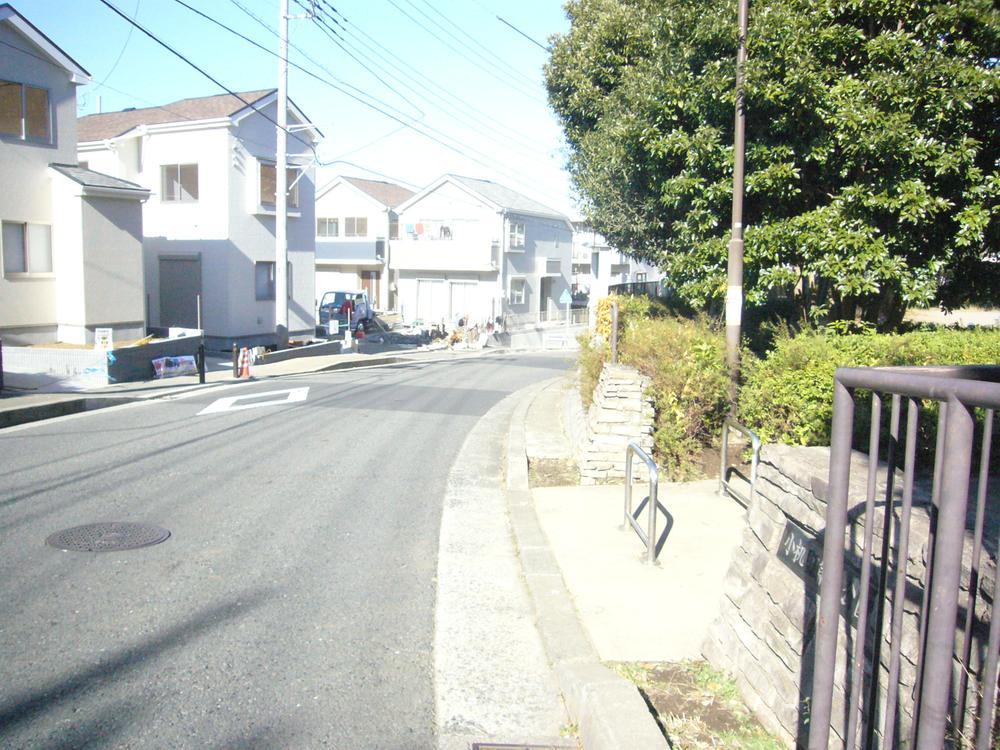 Local photos, including front road. Opposite the front road is "small desk-cho, the third park". Can you play carefree with peace of mind.