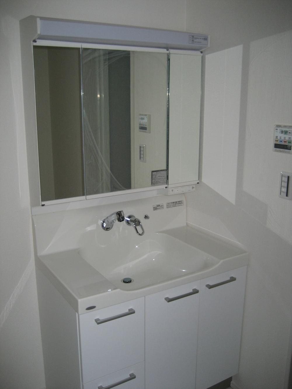 Wash basin, toilet. Indoor (12 May 2013) Shooting