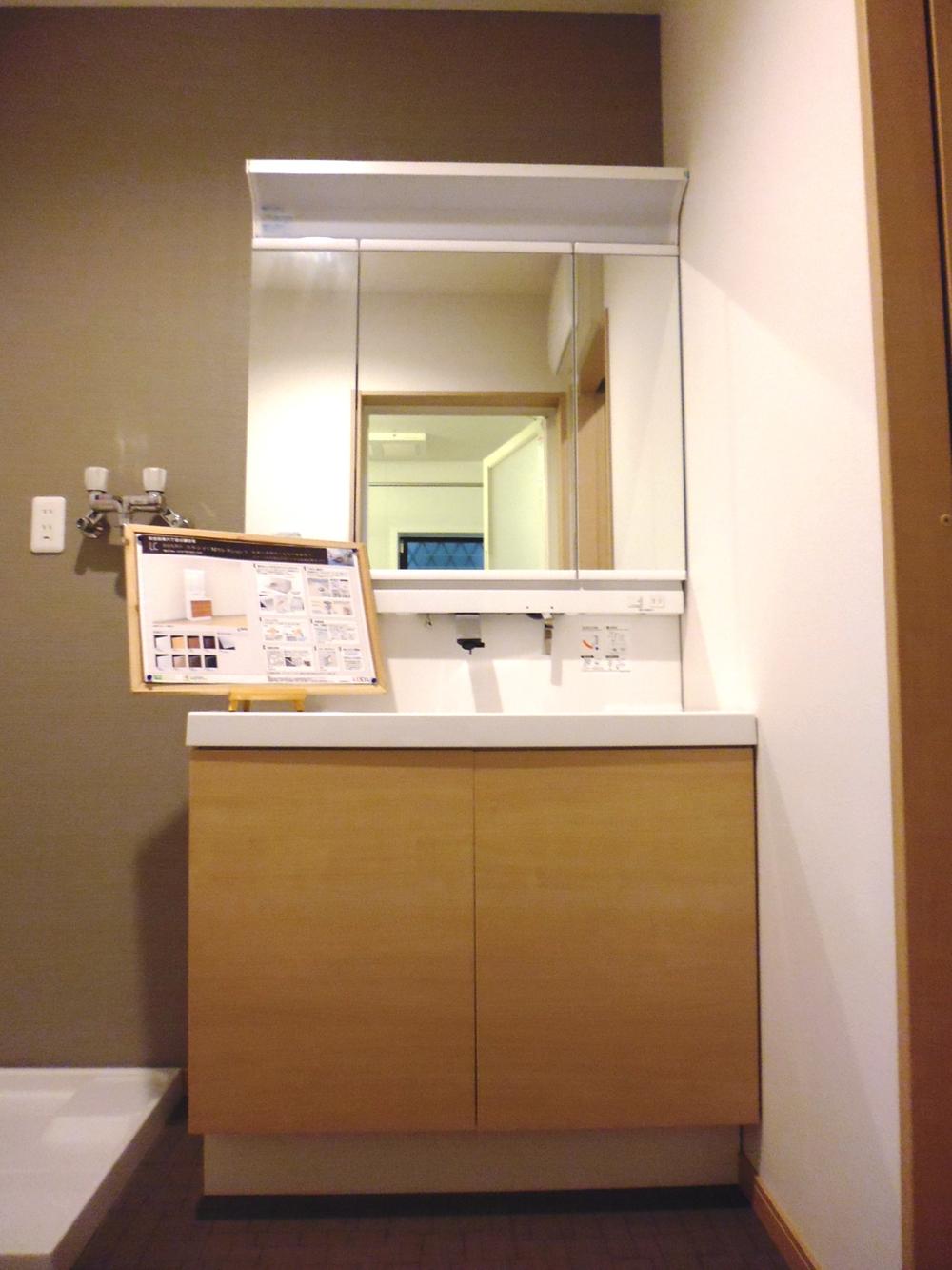 Wash basin, toilet. Shampoo dresser