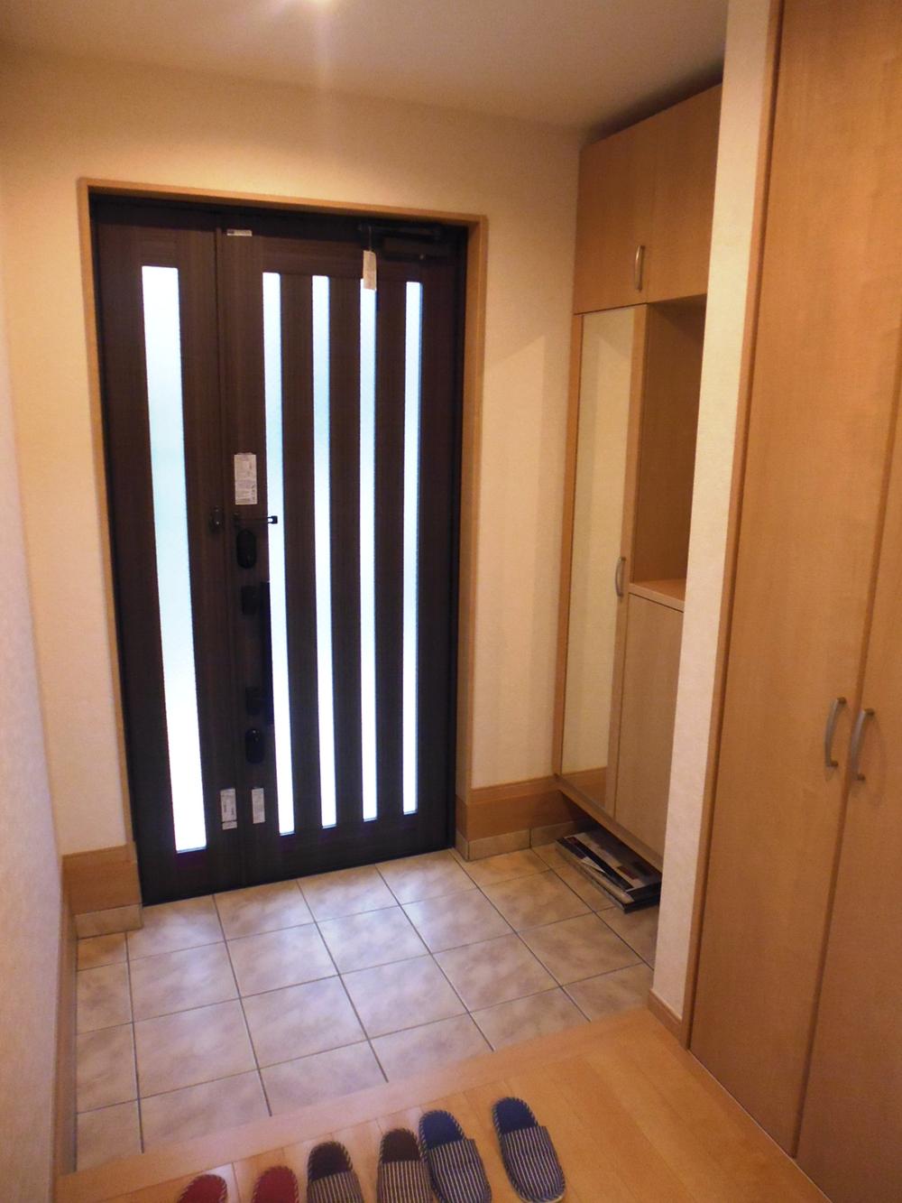 Entrance. Widely greeted a bright entrance