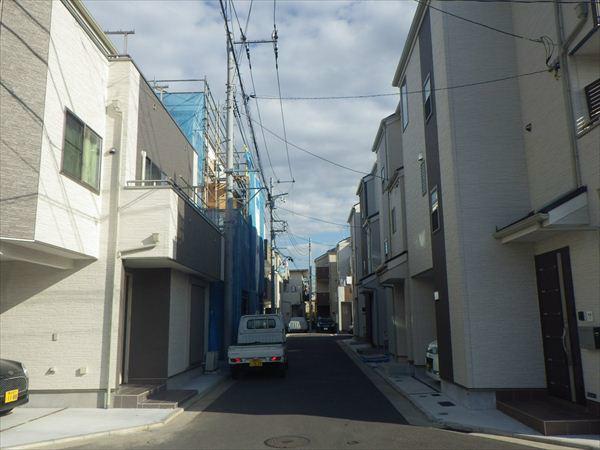 Local photos, including front road. Frontal road