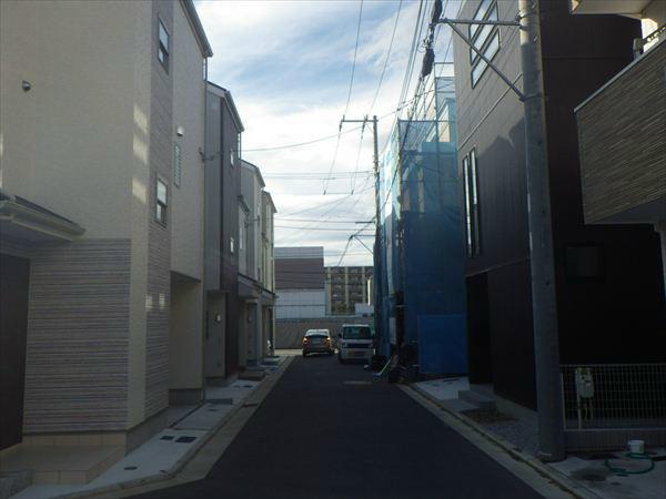 Local photos, including front road. Frontal road