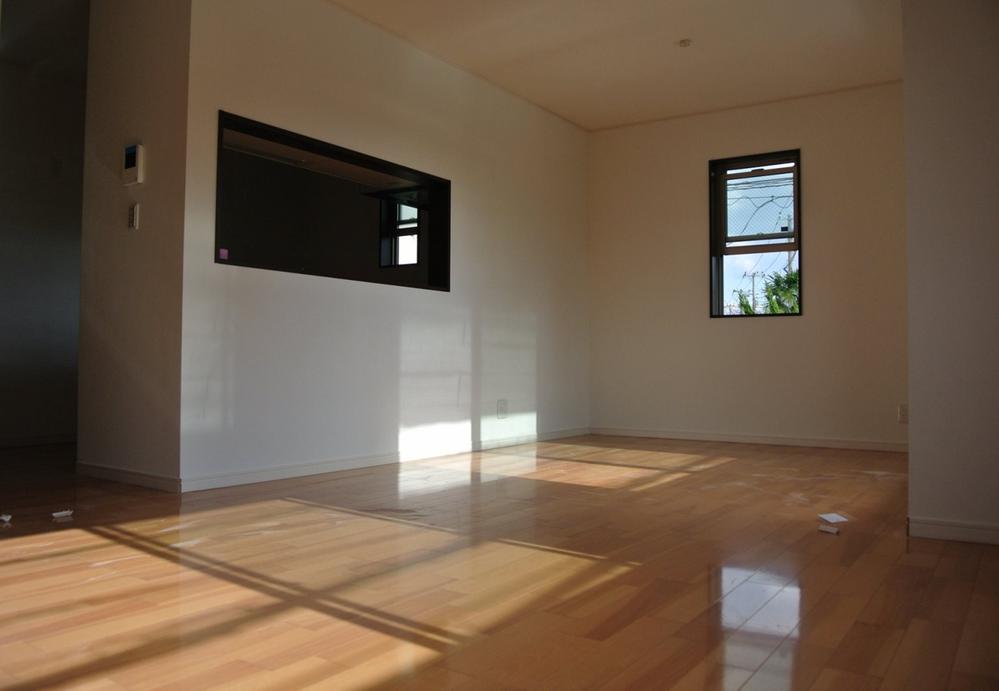 Living. All rooms south in good per sun