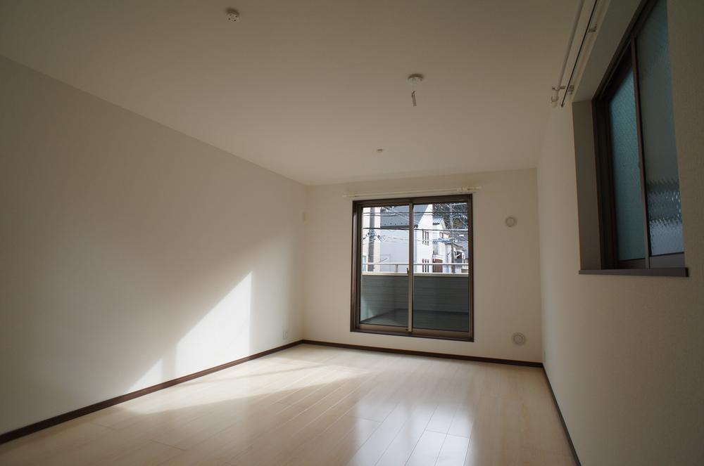 Living. Shoot the living direction from the kitchen. For the south road, Good is per yang.