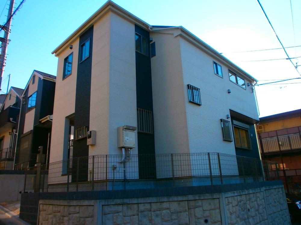 Local appearance photo. Good local of per positive for the corner lot