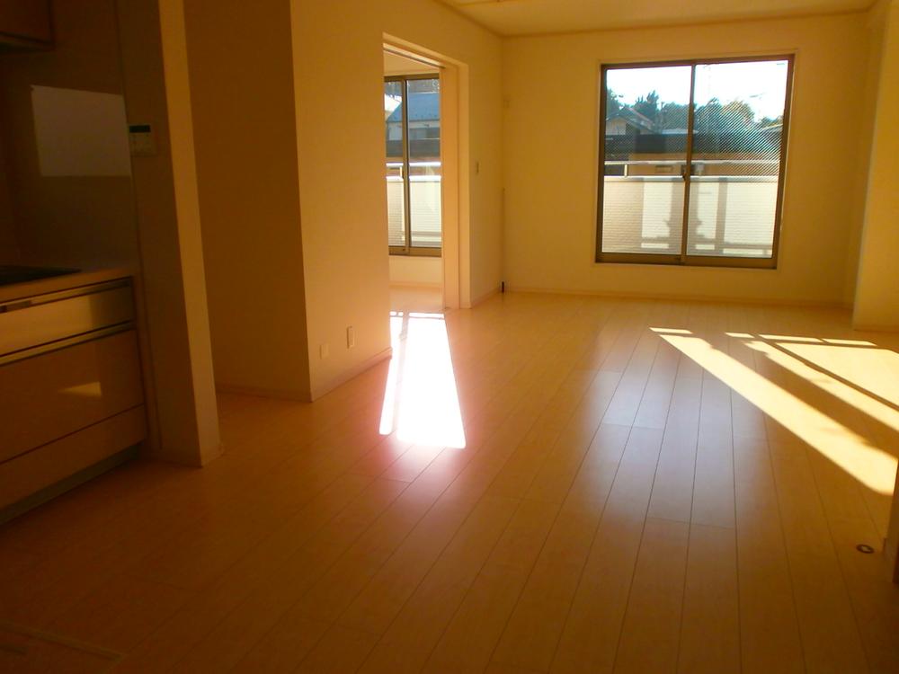 Living. Living room bathed in bright sunshine. With a 6 quires Grenier