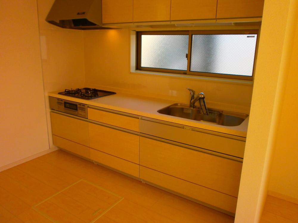 Kitchen. Indoor (12 May 2013) Shooting. Bright kitchen because there is a window