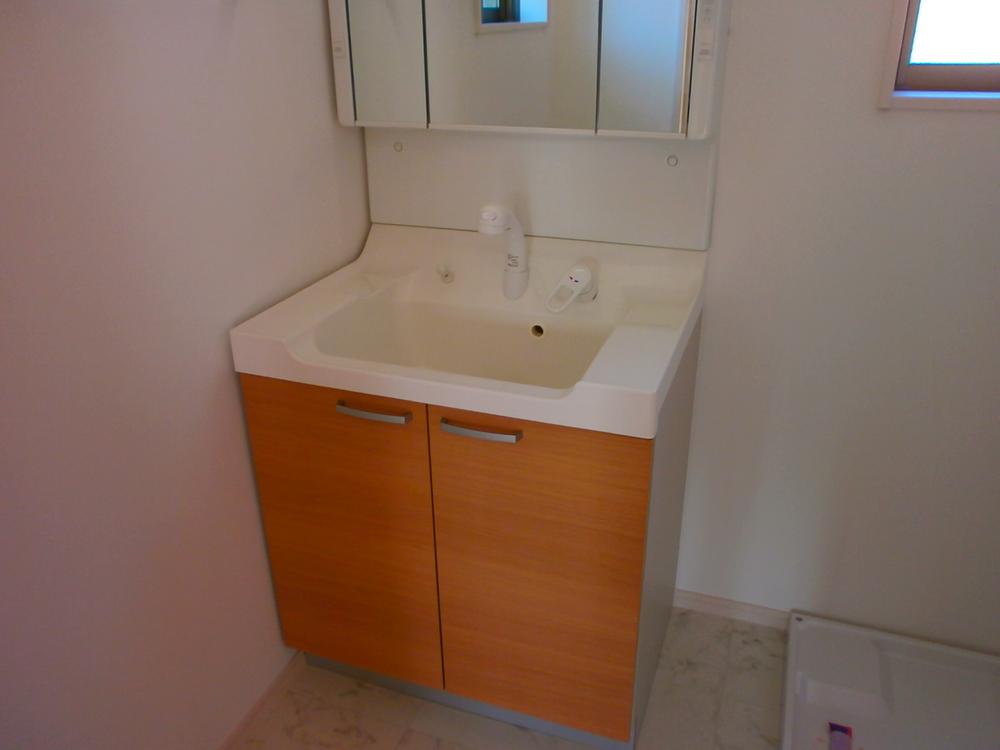 Wash basin, toilet. Indoor (12 May 2013) Shooting. Storage function even with three-sided mirror.