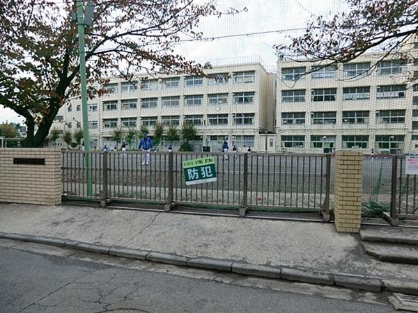 Primary school. 649m to Yokohama Municipal Morooka Elementary School