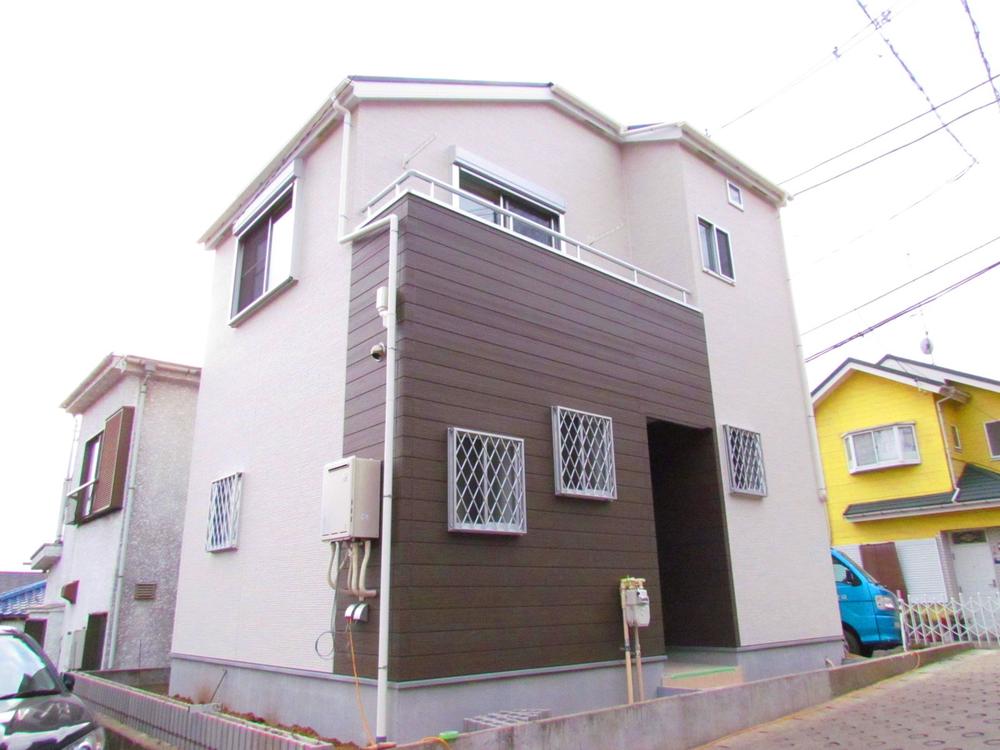 Local appearance photo. Corner lot! Car with space!