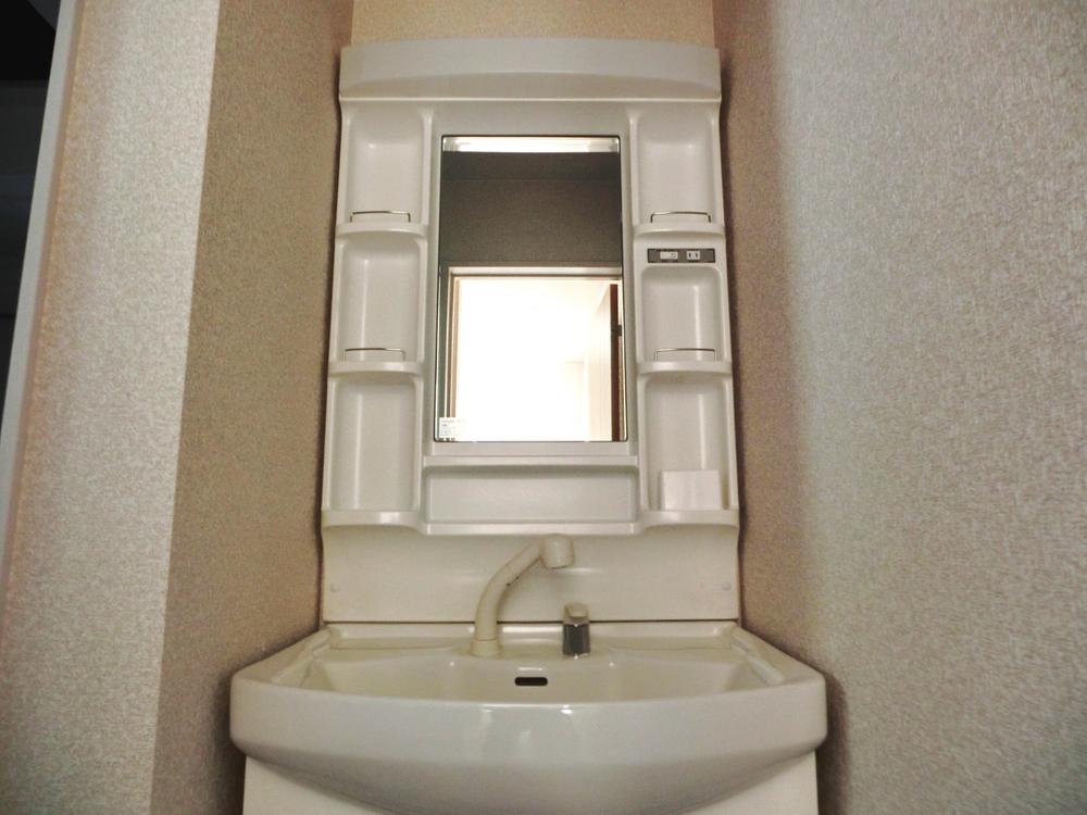 Wash basin, toilet. 1 Building (wash basin)