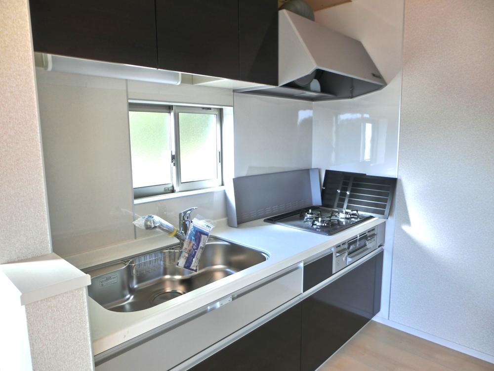 Kitchen. 1 Building (kitchen) Because three-necked stove in the kitchen, Ally of mom of cuisine!