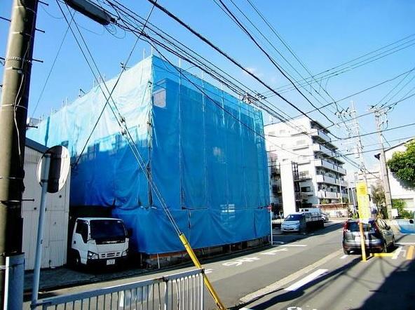 Local photos, including front road. Good per sun!