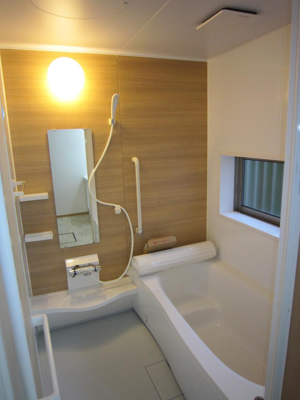 Bathroom. Indoor (11 May 2013) Shooting It is convenient to clean there is also a window