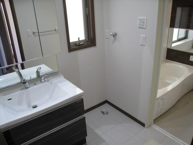 Wash basin, toilet. Indoor (12 May 2013) Shooting