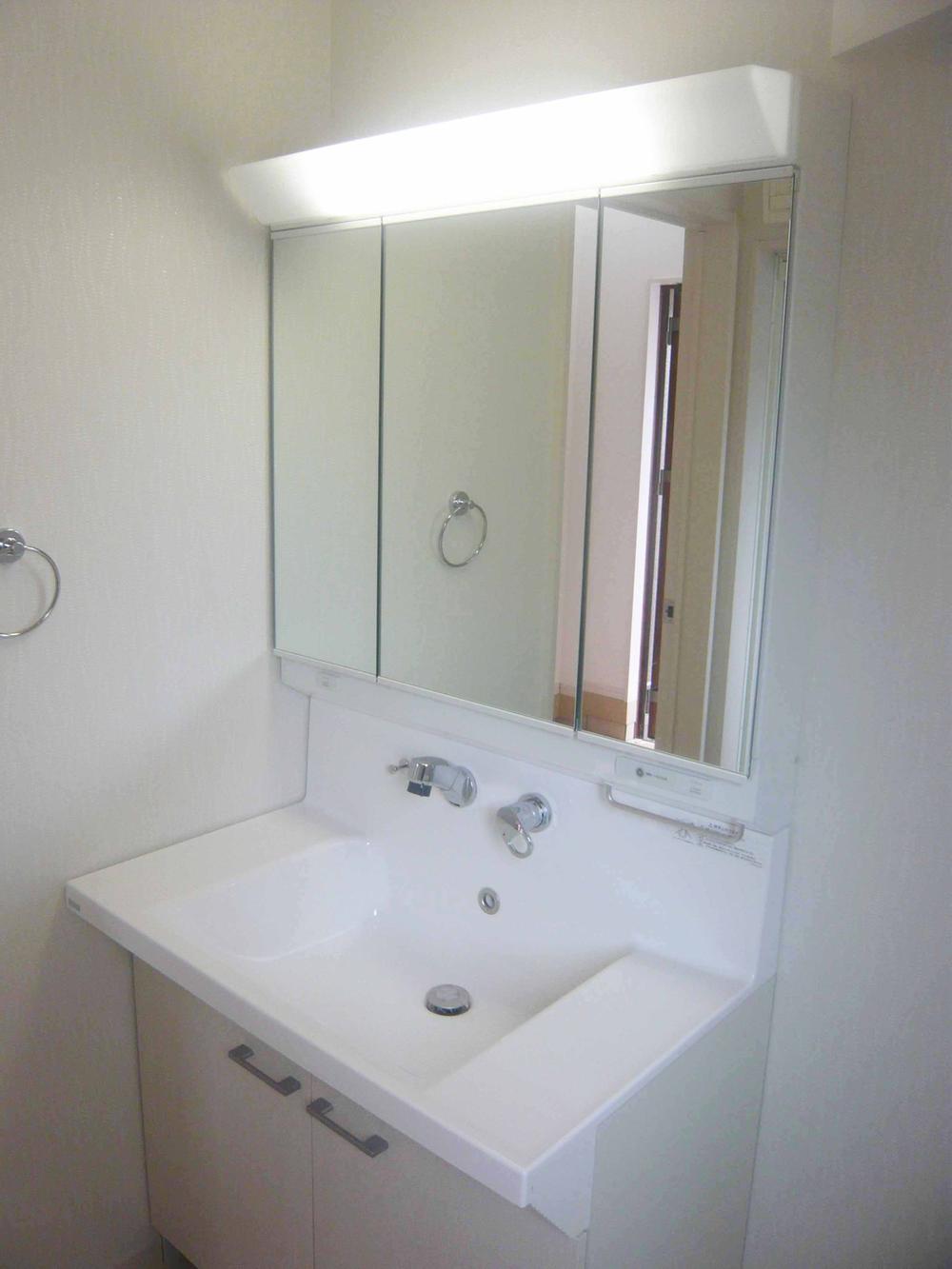 Wash basin, toilet. Indoor (12 May 2013) Shooting