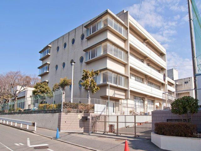 Primary school. 600m to the small desk