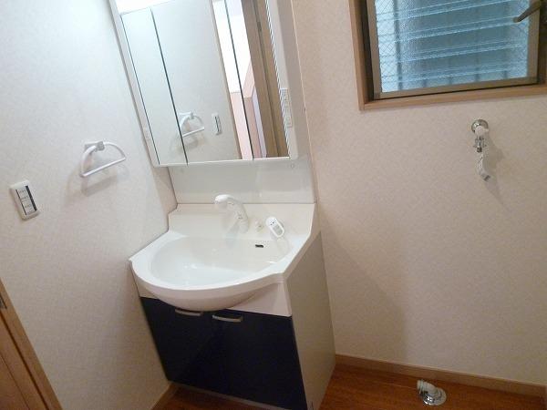 Wash basin, toilet. 2013 March 20 shooting Building B