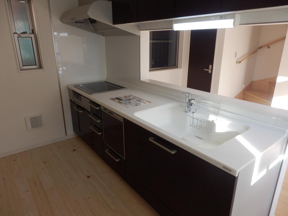 Kitchen. Popular face-to-face kitchen also bouncy conversation of family !