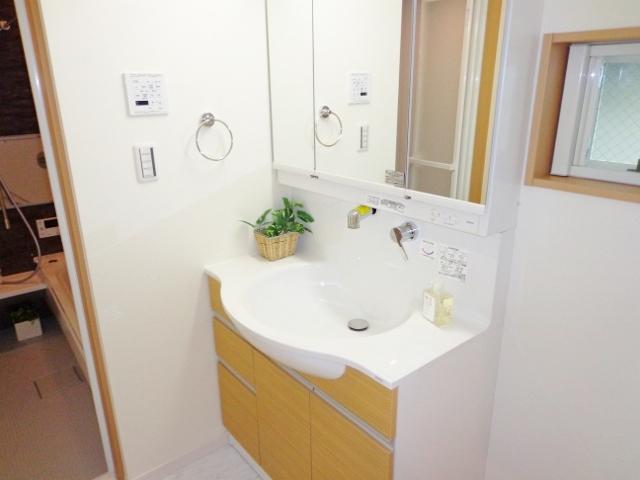 Same specifications photos (Other introspection). Same specifications complete example of construction (vanity)