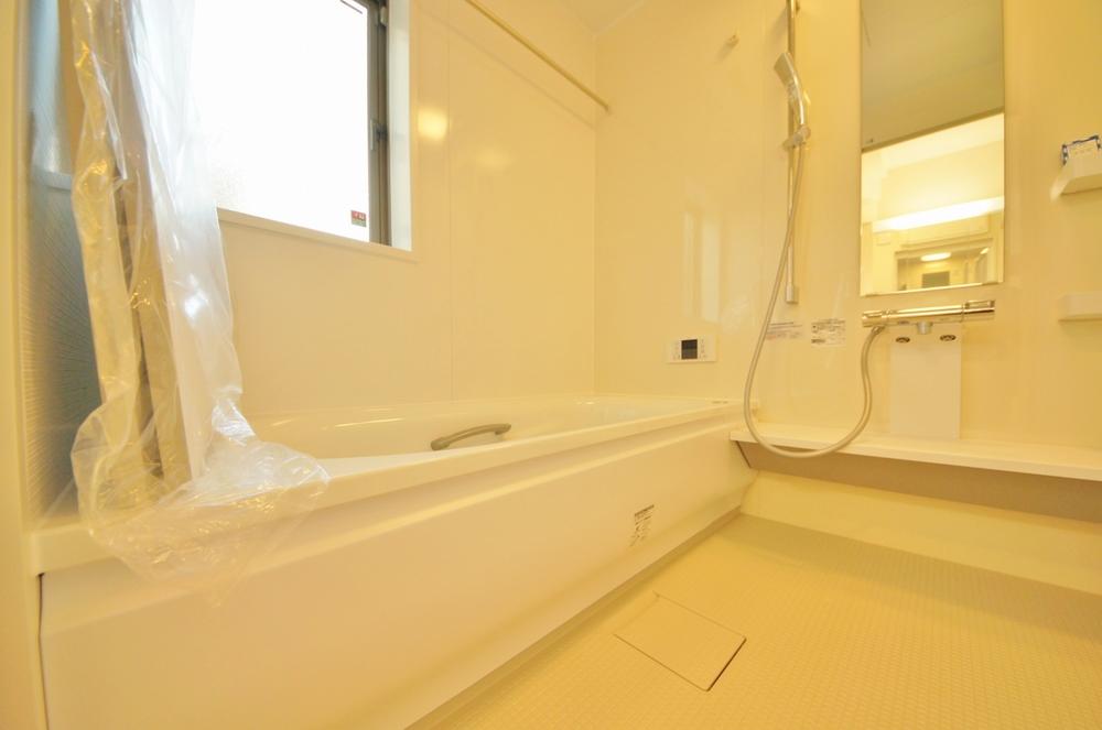 Bathroom. Indoor (11 May 2013) Shooting, This is a system bus of 1 square meters size with a window. 