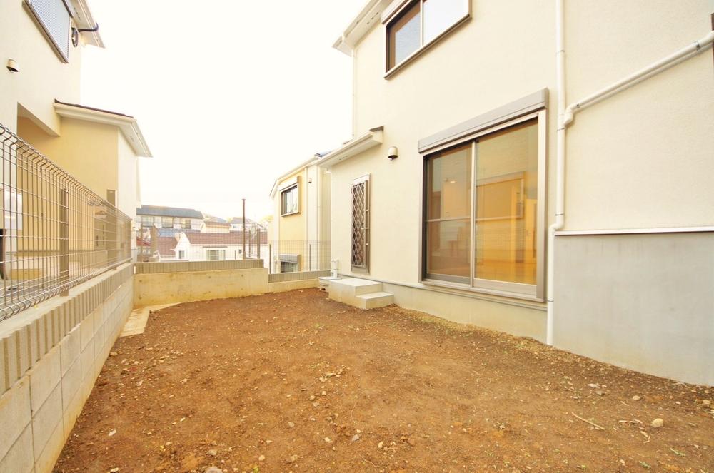 Garden. Local (11 May 2013) Shooting, There is also a garden to play children in peace. 