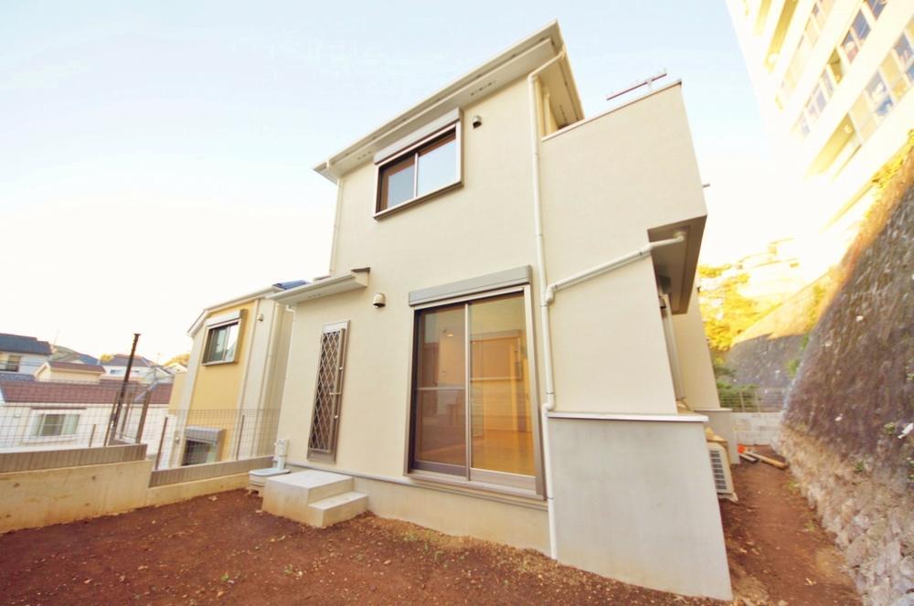 Local appearance photo. Local (11 May 2013) Shooting, Yang hit in the terrain of terraced ・ Ventilation with good. Children play in peace garden. 