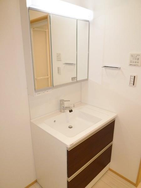 Same specifications photos (Other introspection). Same specifications complete example of construction (vanity)