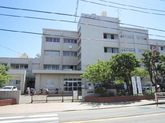 Junior high school. Hiyoshidai 900m until junior high school