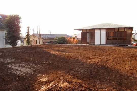 Local land photo. Local (current state vacant lot). For the south side and the west side of the adjacent land is low about 3m, Yang per view good