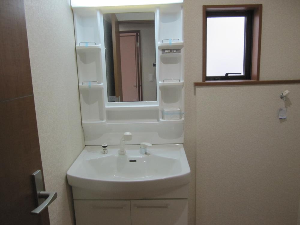 Wash basin, toilet. 4 Building