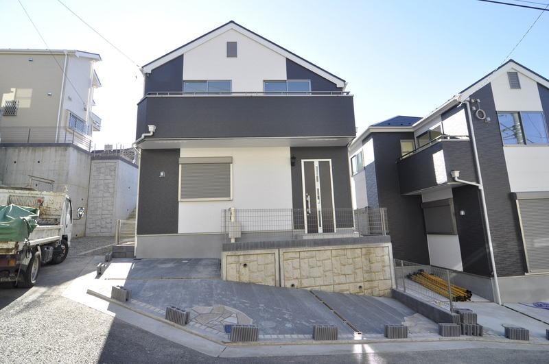 Local appearance photo. Building 3 The comfort is the land and buildings