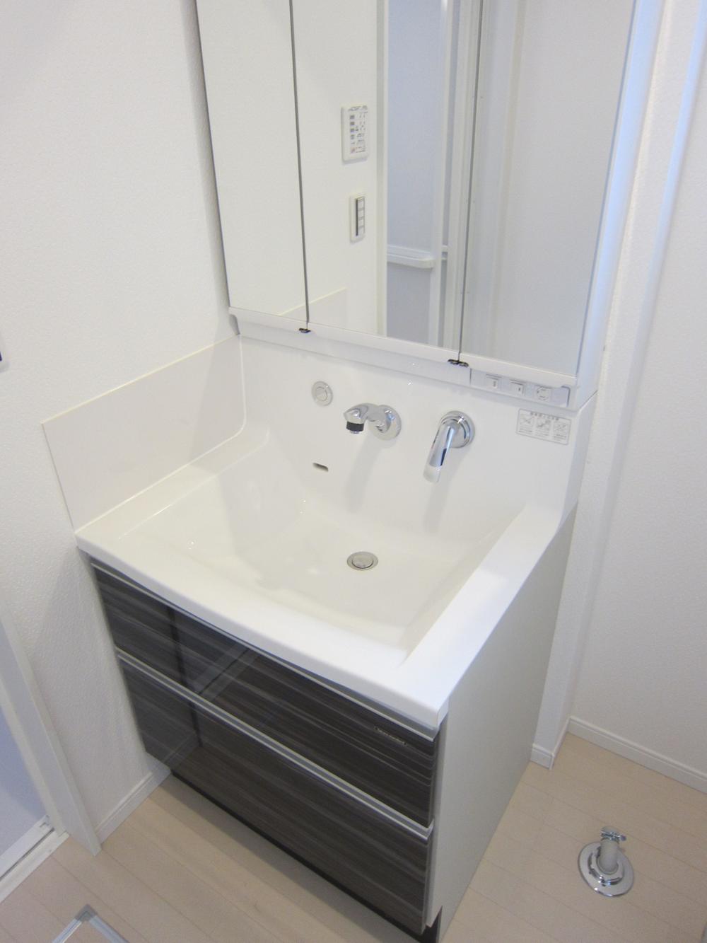 Wash basin, toilet. 1 Building (November 5, 2013) Shooting