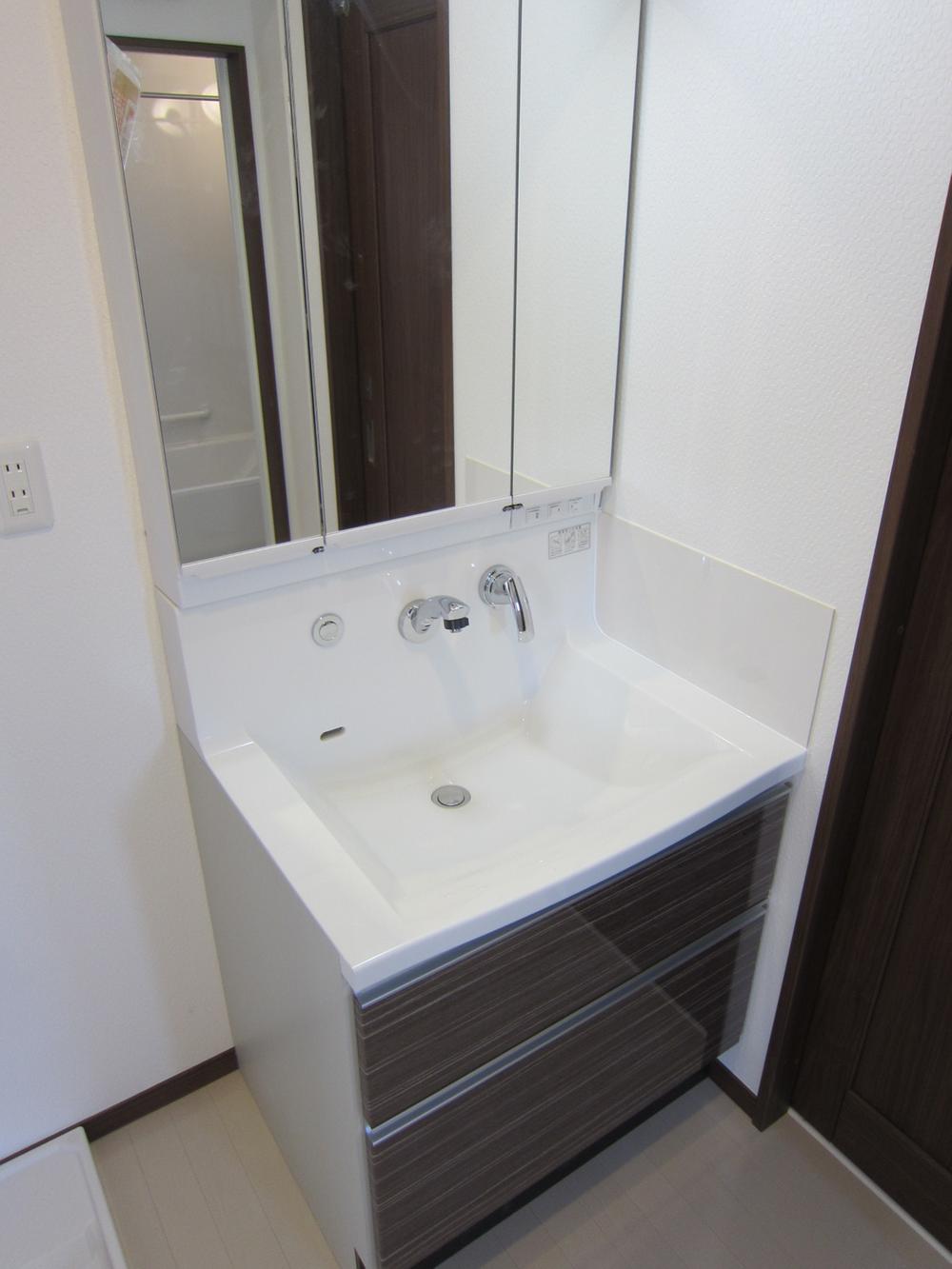 Wash basin, toilet. Building 2 (November 5, 2013) Shooting