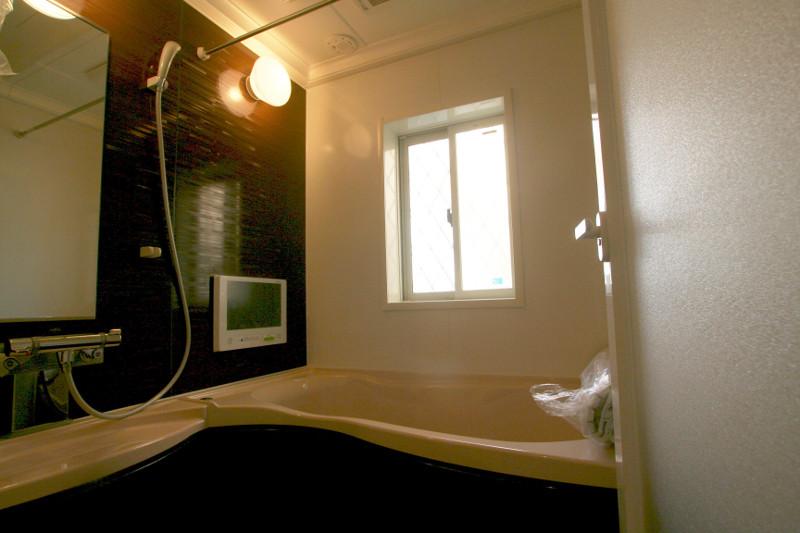 Bathroom. TV with bathroom (October 2013) Shooting