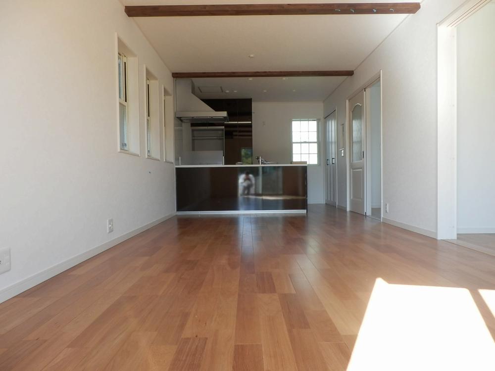 Living. Indoor (2013 / 10 / 27 shooting) Living is a picture. Living is a bright and very open!