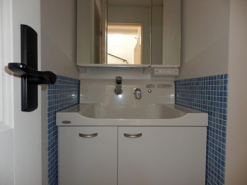 Wash basin, toilet. Indoor (2013 / 10 / 27 shooting) Washroom is a picture.