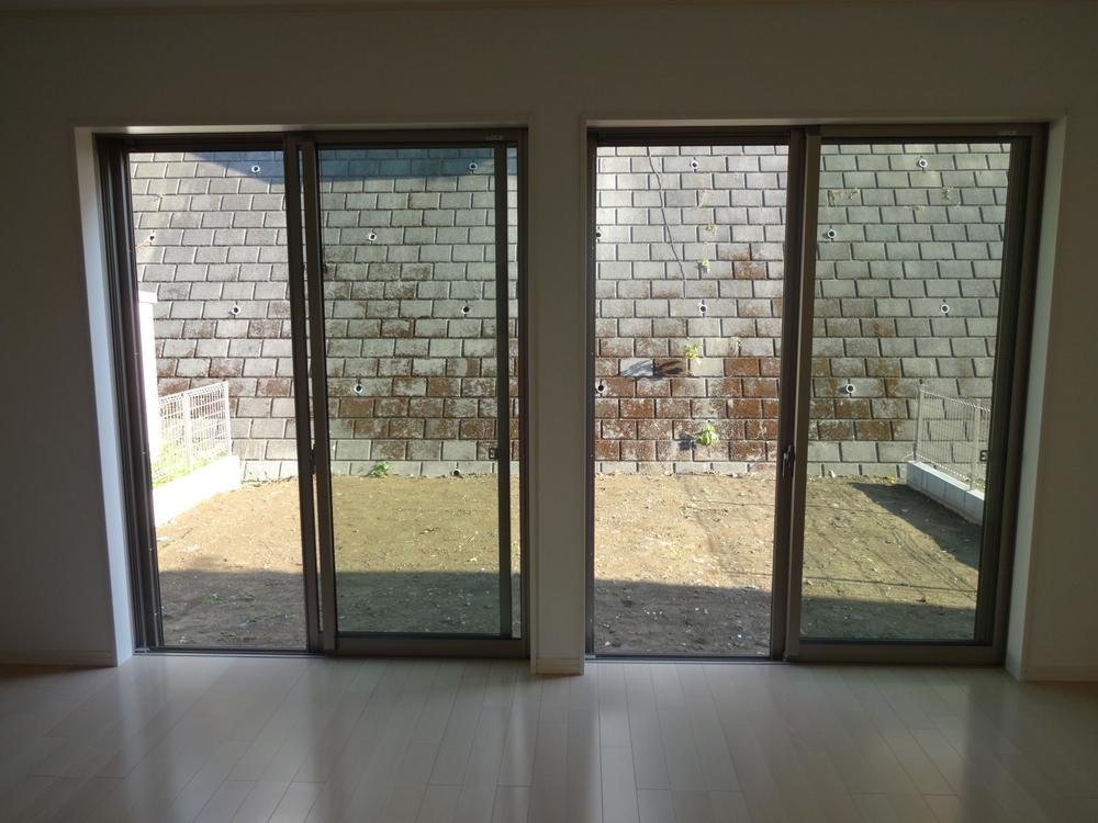 Garden. There is a large garden on the south side of the living room!