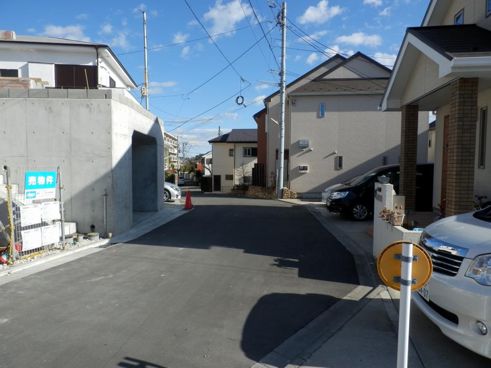 Local photos, including front road. Local is per yang good!