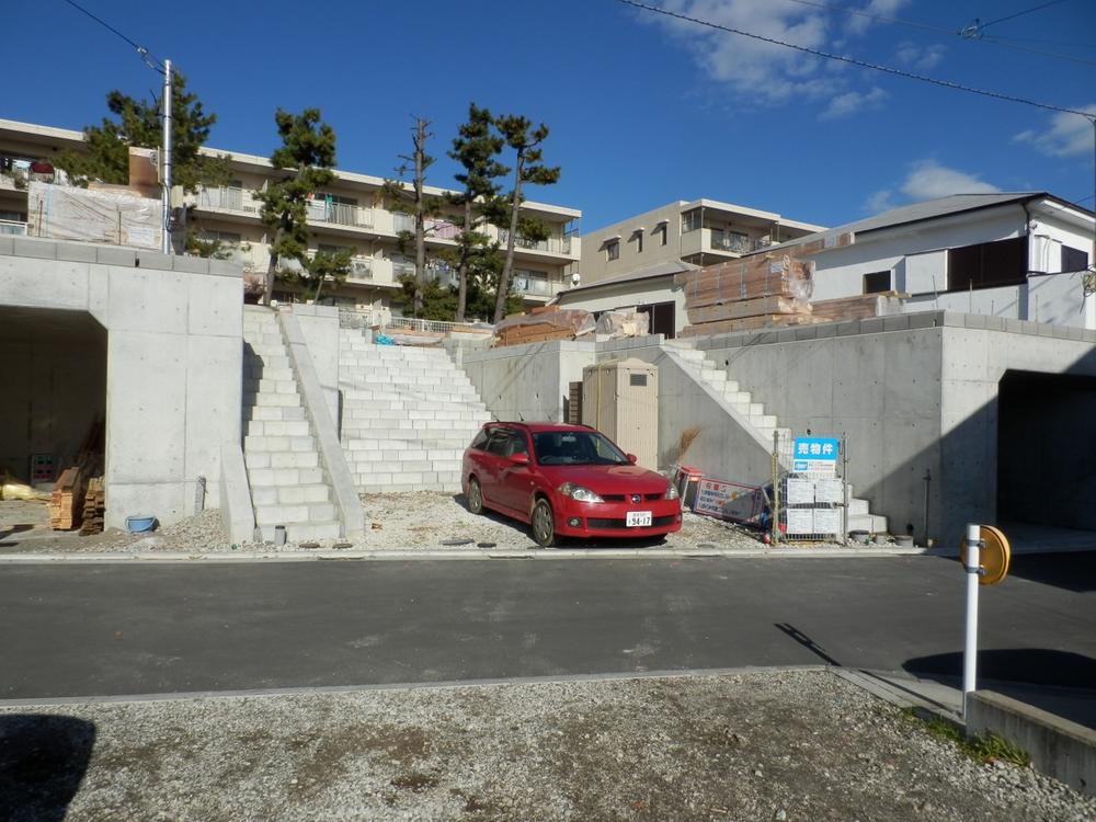 Local photos, including front road. Local is per yang good!