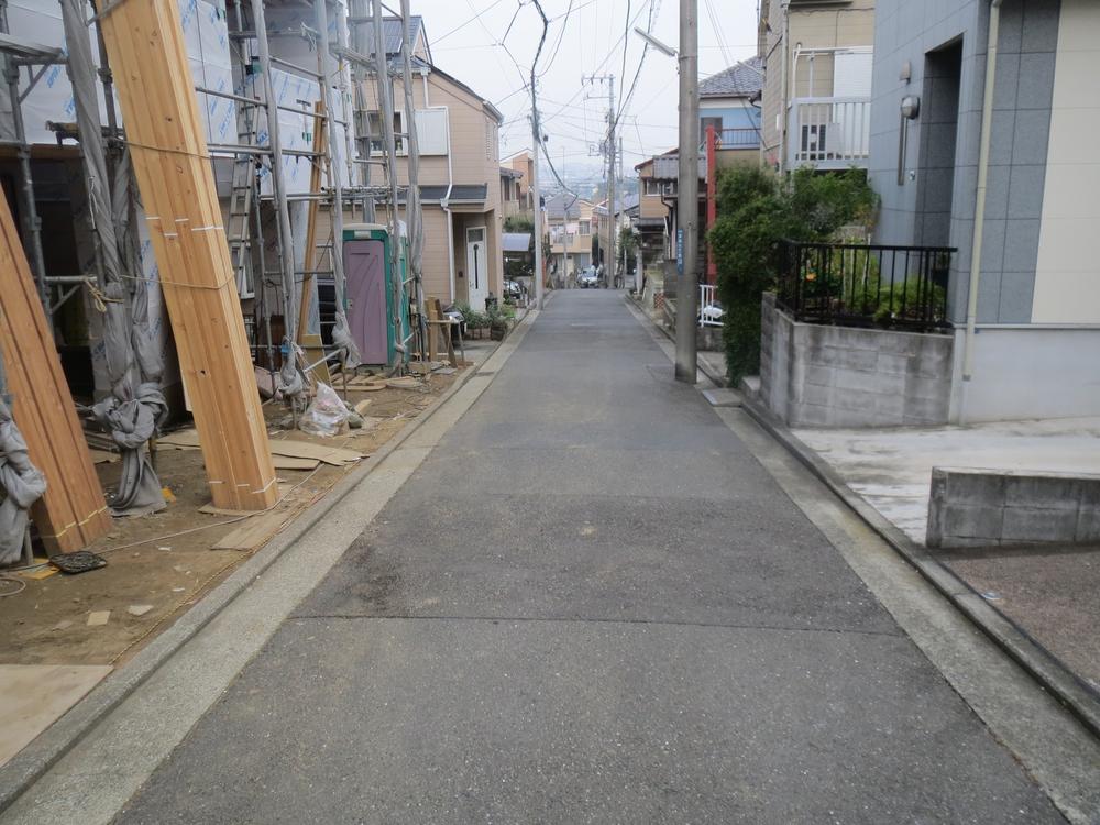 Local photos, including front road. Front road southeast side about 4m