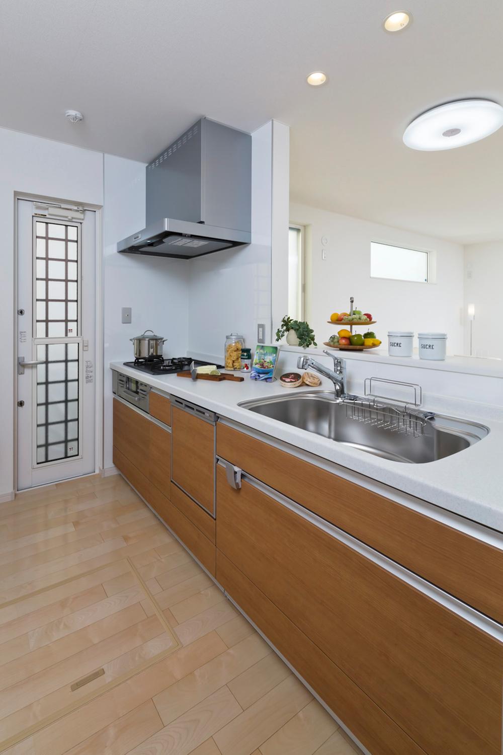 Kitchen. Kitchen (2013 November shooting) Face-to-face counter-type kitchen ・ Dishwasher ・ All-in-one water supply plug ・ Drawer storage of soft closers