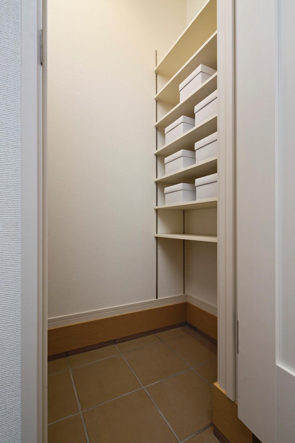 Receipt. Indoor (13 May 2011) shooting shoes in cloak