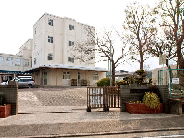 Junior high school. 1900m to Yokohama Municipal Higiriyama junior high school