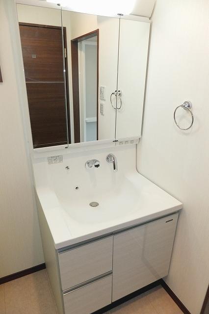 Wash basin, toilet. A Building room (October 17, 2013) Shooting