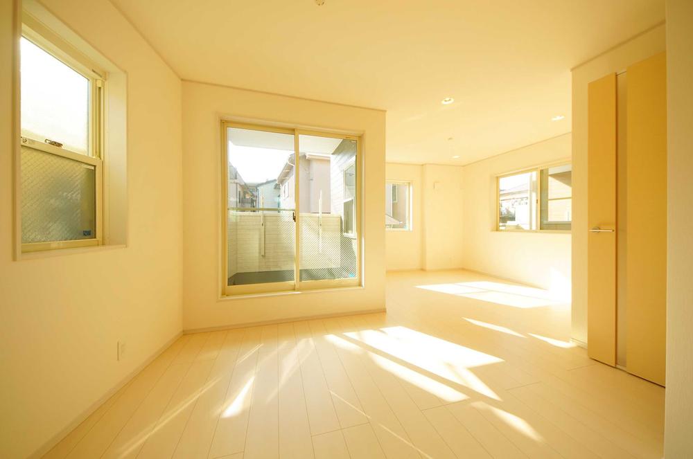 Living. Indoor (11 May 2013) Shooting, Windows are many bright LDK.