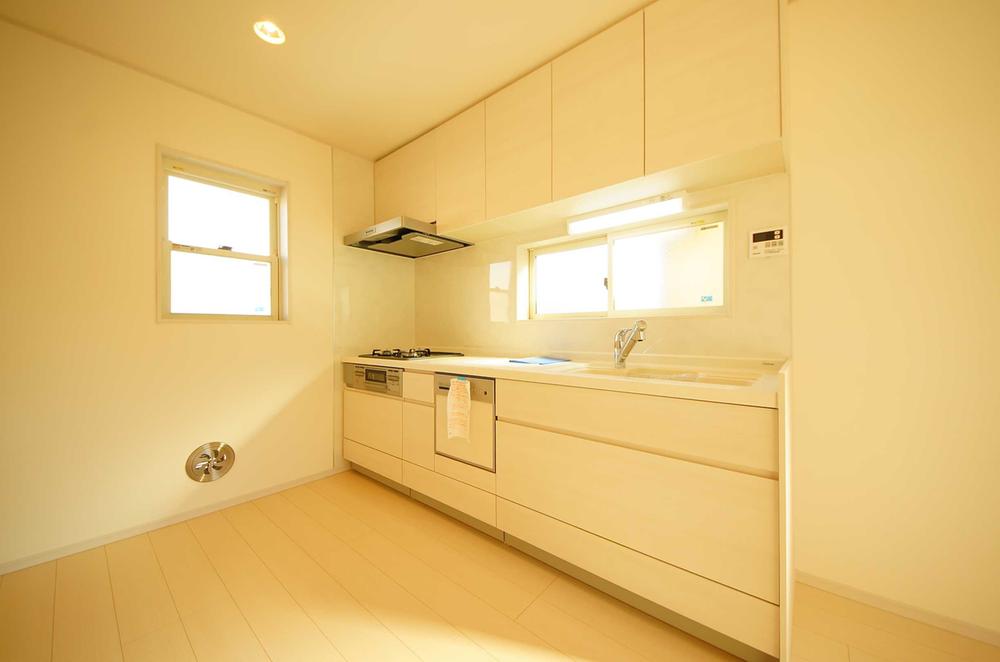 Kitchen. Indoor (11 May 2013) Shooting, Dishwasher ・ This is a system kitchen with all-in-one water purifier.