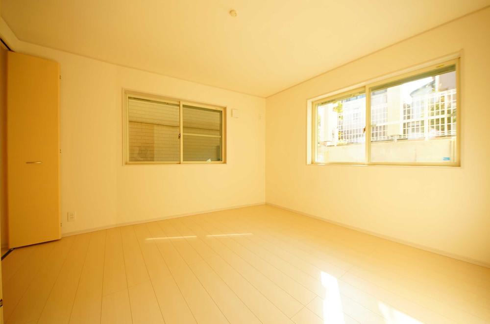 Non-living room. Indoor (11 May 2013) Shooting, 1 Western-style 7.06 Pledge of text in the main bedroom.